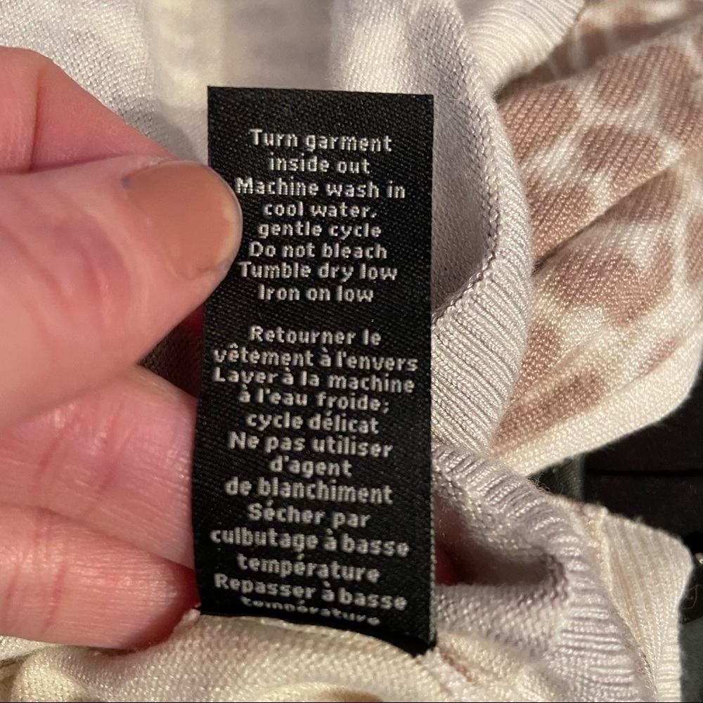 🛍️3/$30 Jessica women's animal print cardigan sweater in size small - Picture 8 of 8